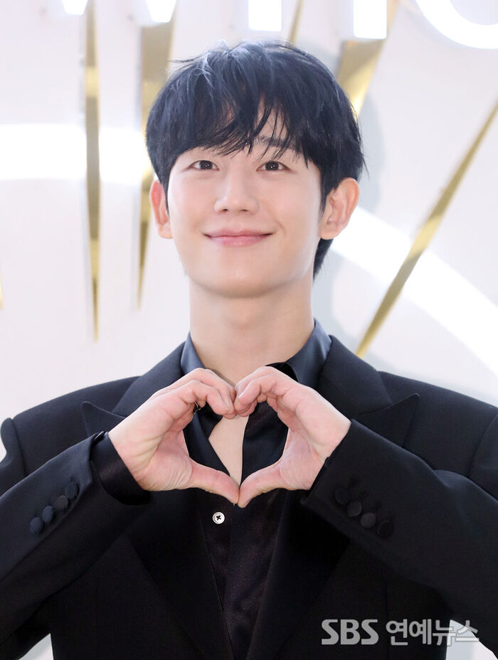 Jung Hae-in Brings Fluttering Hearts to Beauty Brand Photo Call