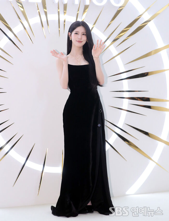 Miyeon of (G)I-DLE Shines in Black Dress