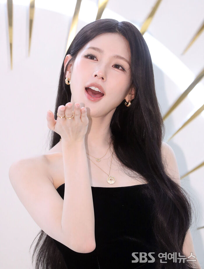 Miyeon of (G)I-DLE Masters the Art of Loveliness with a Hand Kiss