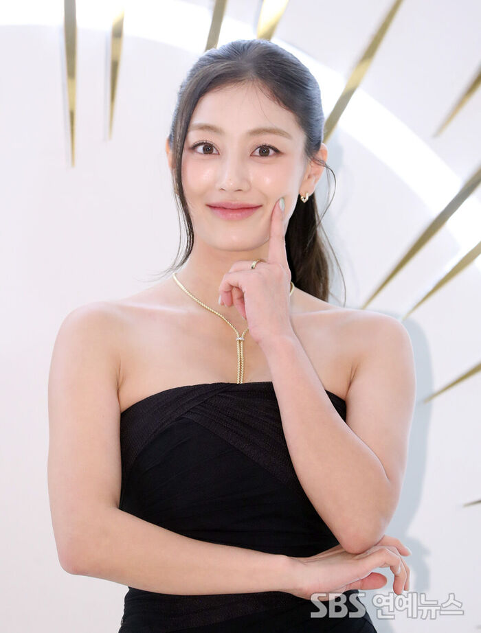 TWICE's JIHYO Flaunts Charming Cheek-Poke Pose with a Bright Smile