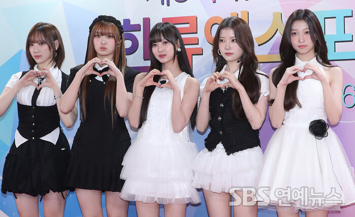 USPEER Dazzles as 'Lovely Heart Fairies' at Newsis Hallyu Expo Photo Wall