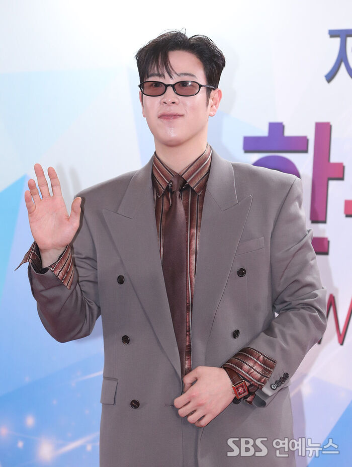 P.O Shows Off Trendy Fall Styling at 'Newsis Hallyu Expo' Photowall