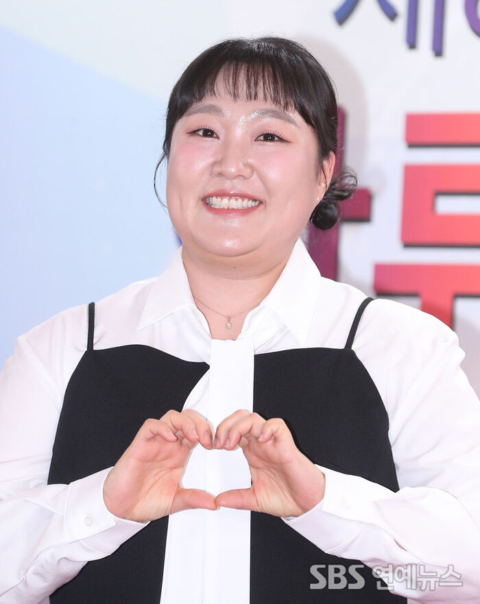 Comedian Lee Su-ji Shines at 'Newsis Hallyu Expo' Photo Wall