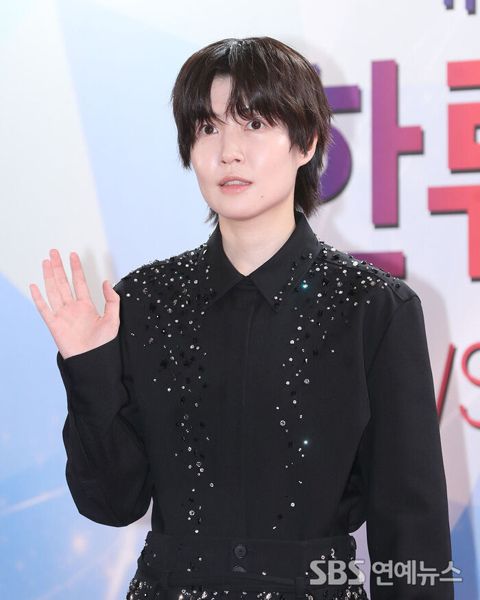 Shim Eun-kyung Shows Off Boyish Charm at 'Newsis Hallyu Expo' Photo Wall