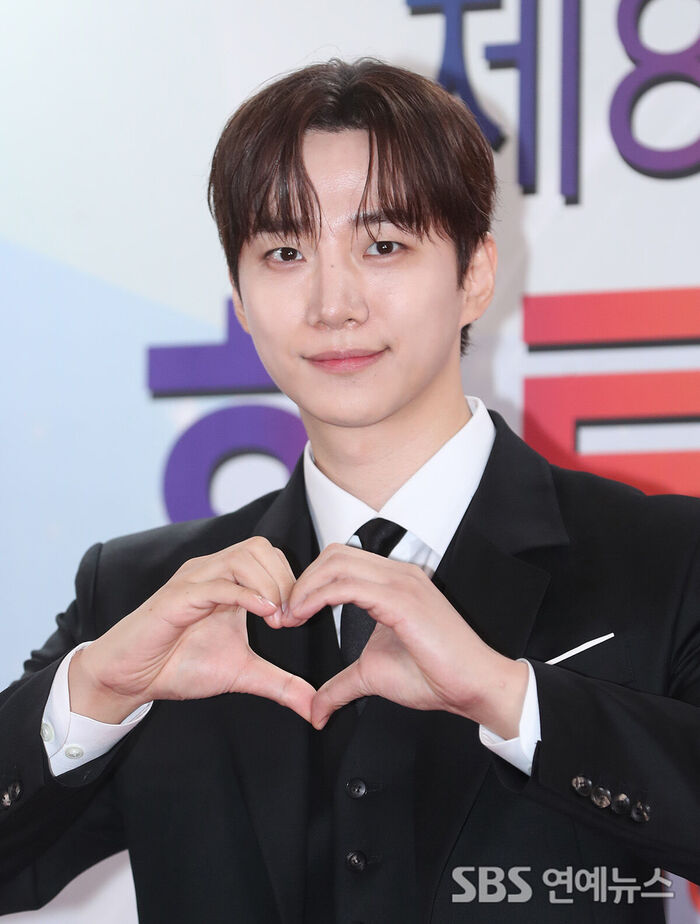 JUNHO Stuns at the 'Newsis Hallyu Expo' Photowall