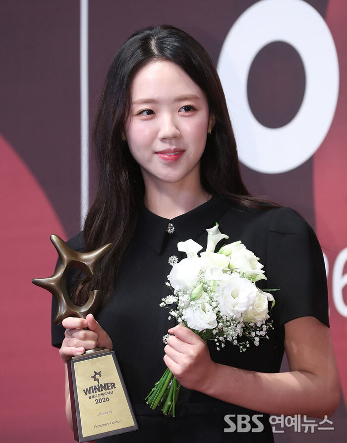 Ji Ye-eun Steps Out as a Variety Star at 'Brand of the Year Awards'