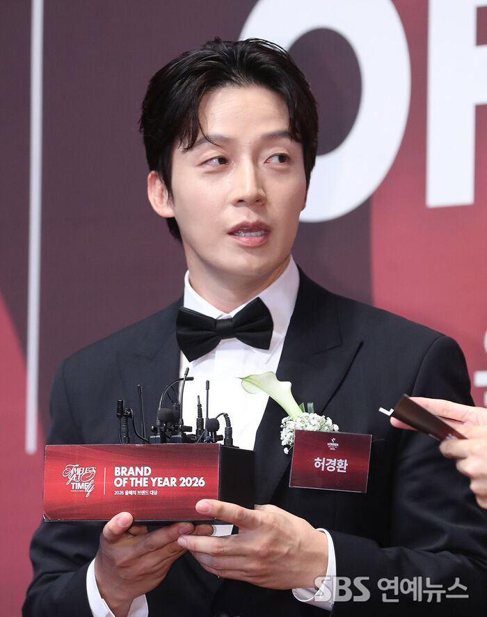 Heo Kyeong-hwan Shines at the 'Brand of the Year Awards' Photo Call