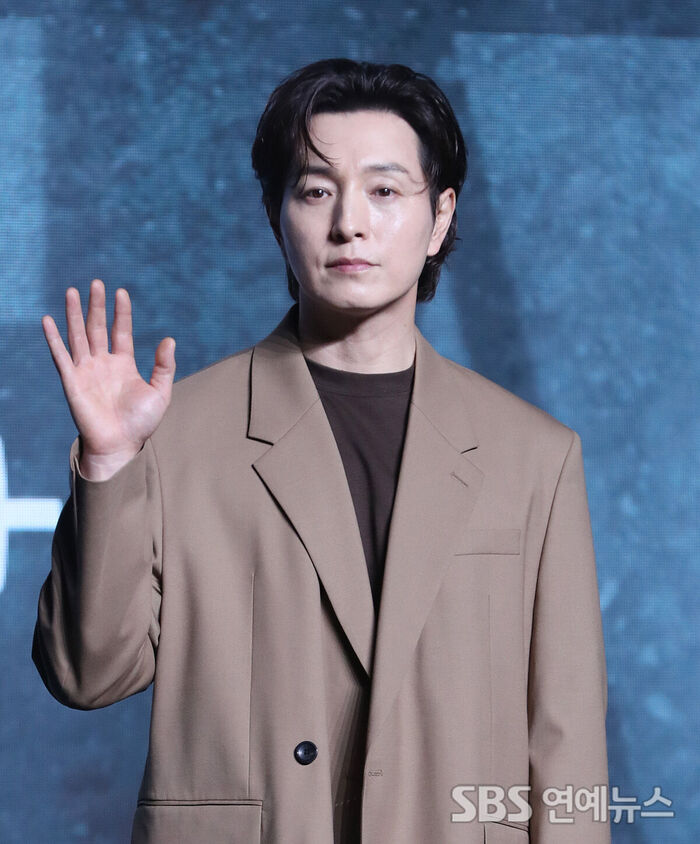 Jung Sung-il Flaunts Intense Gaze Driven by Ambition