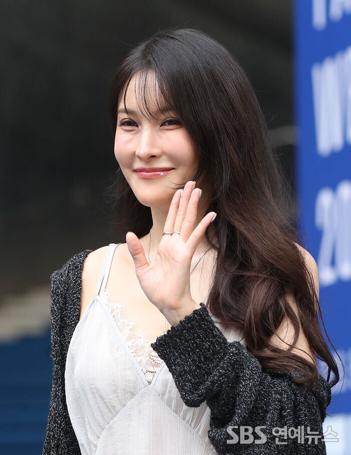 PARK GYURI Shows Off Her Confident Charm at Fashion Event