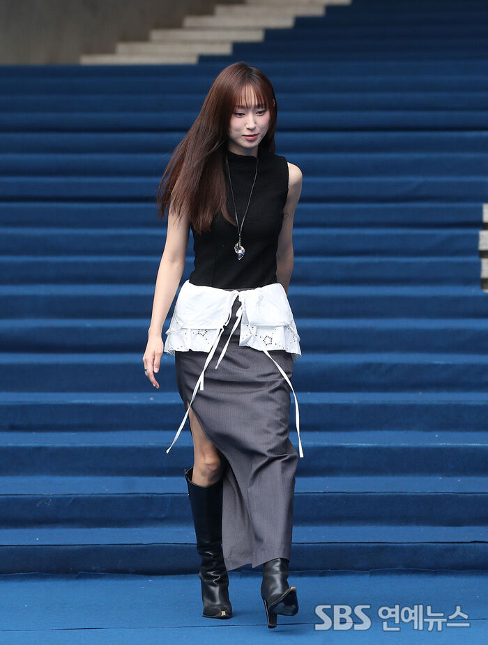 Ryu Hye-young Channels 'Sung Bo-ra's Chic Transformation at Seoul Fashion Week