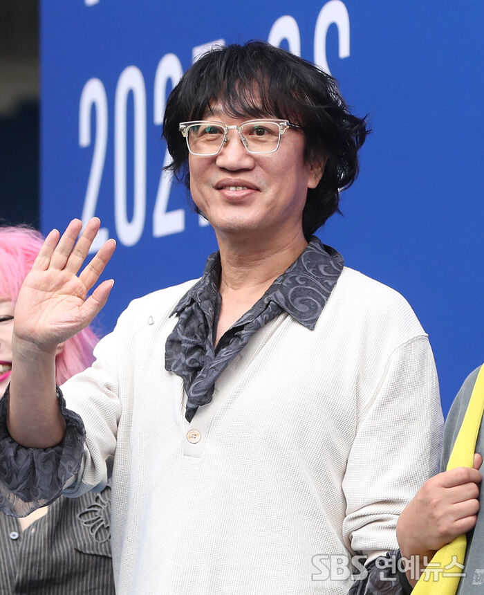 Kim Kwang Jin Poses in Trendsetting Style at '2027 S/S Seoul Fashion Week'