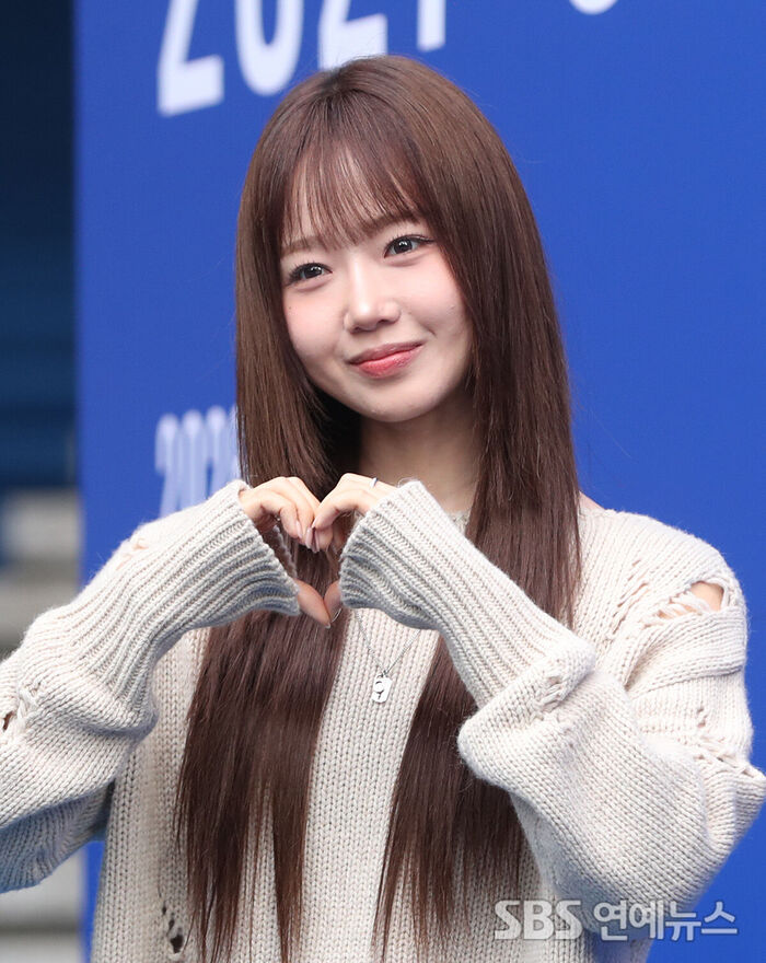 CHOI YOOJUNG Shows Off Her Lovely Charm at '2027 S/S Seoul Fashion Week'
