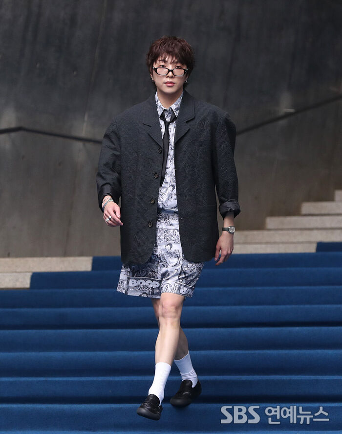 WINNER's Kang Seung-yoon Lights Up the '2027 S/S Seoul Fashion Week' Photowall