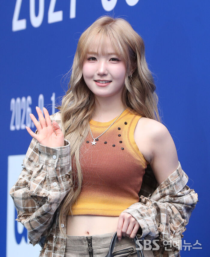 HONDA HITOMI Flares Her Loveliest Wave at Seoul Fashion Week Photo Wall