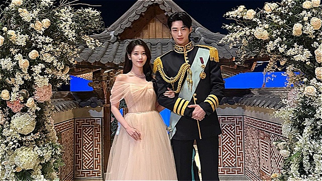 '활동 중단' 아이유 반가운 근황…변우석 촬영장에 간식차 선물