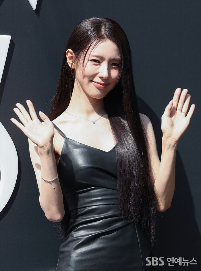 MIYEON of i-dle Catches Hearts with Sweet Hand Waves