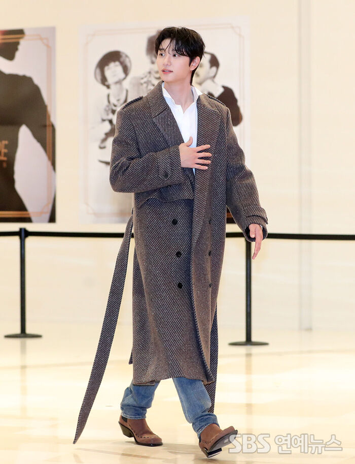 Kim Jaewon Completes Autumn Look With a Coat