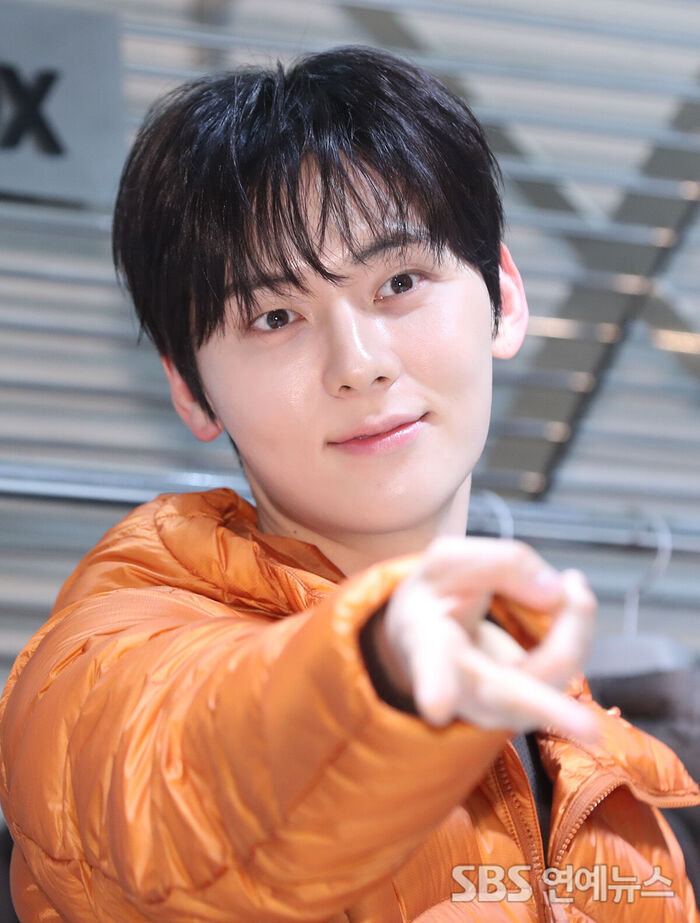 Hwang Minhyun Captivates with His Gentle Gaze