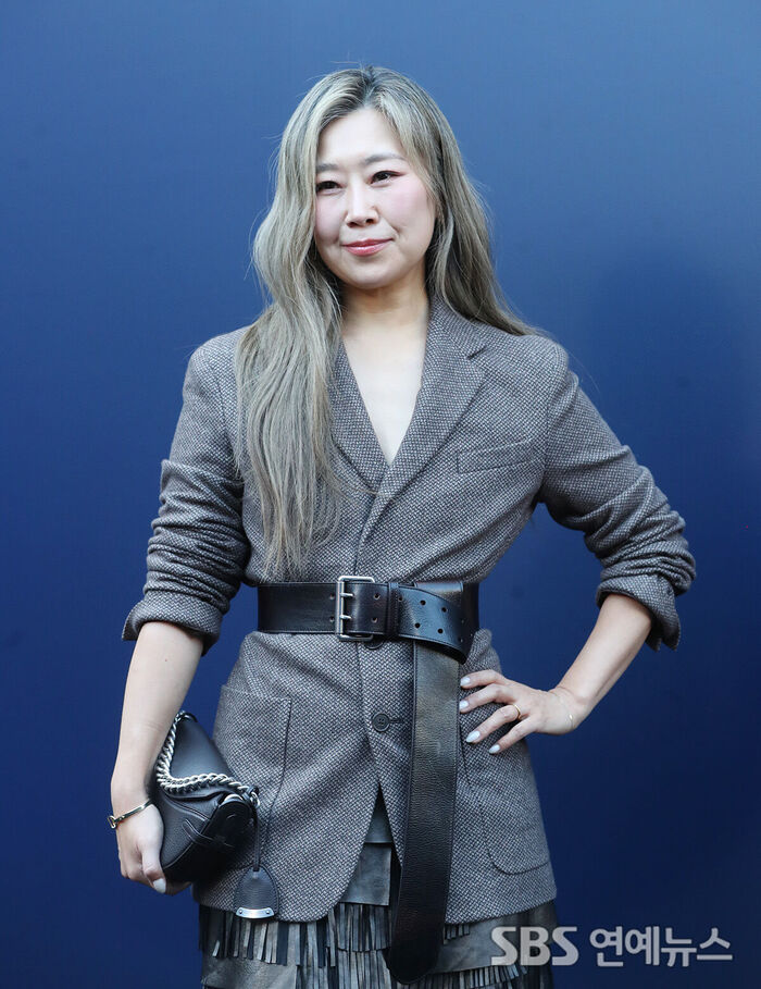 Director Maggie Kang Stuns at Fashion Brand Photo Call