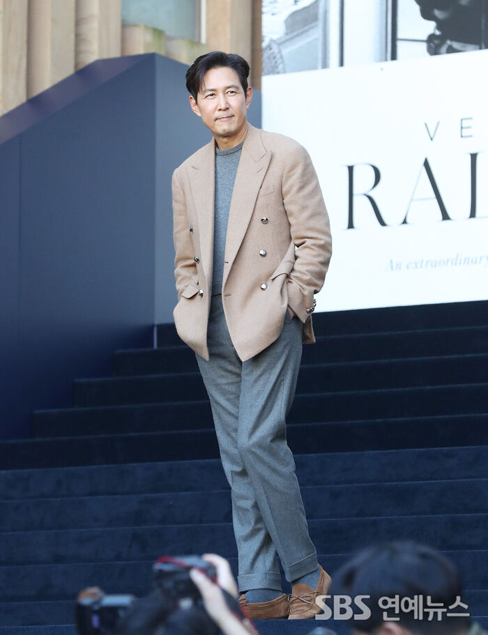 Lee Jung-jae Embodies Ultimate Autumn Vibes at Seoul Photo Call