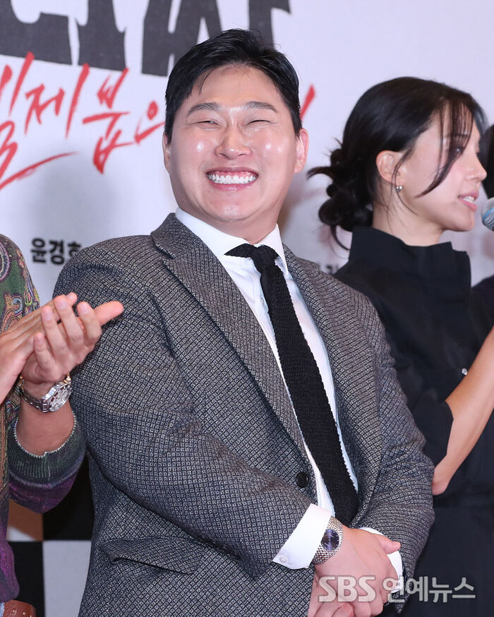 Swings Steps Out as Actor Moon Ji-hoon at 'Tazza: The Song of Beelzebub' VIP Premiere