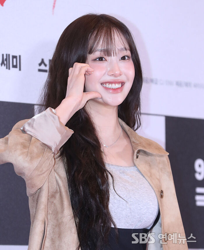 Chuu making a heart pose (Photo=Getty Images Korea)