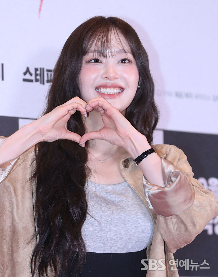 Chuu making a heart pose (Photo=Getty Images Korea)