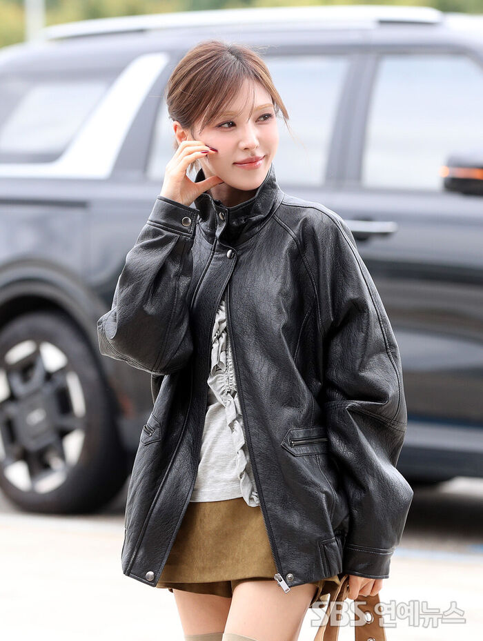 Red Velvet's WENDY Brightens the Day with Sweet Heart Poses as She Departs for Tokyo