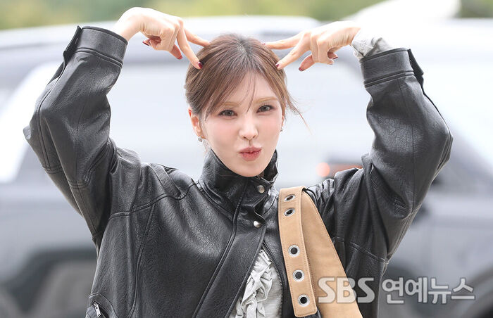 Red Velvet's WENDY Wishes Fans a 'Happy Chuseok' as She Departs for Tokyo
