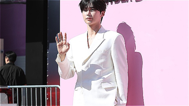 [E포토] 제로베이스원 성한빈, '올화이트 눈부신 자태'