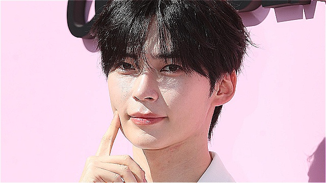 [E포토] 제로베이스원 성한빈, '팬심 사로잡는 볼콕'