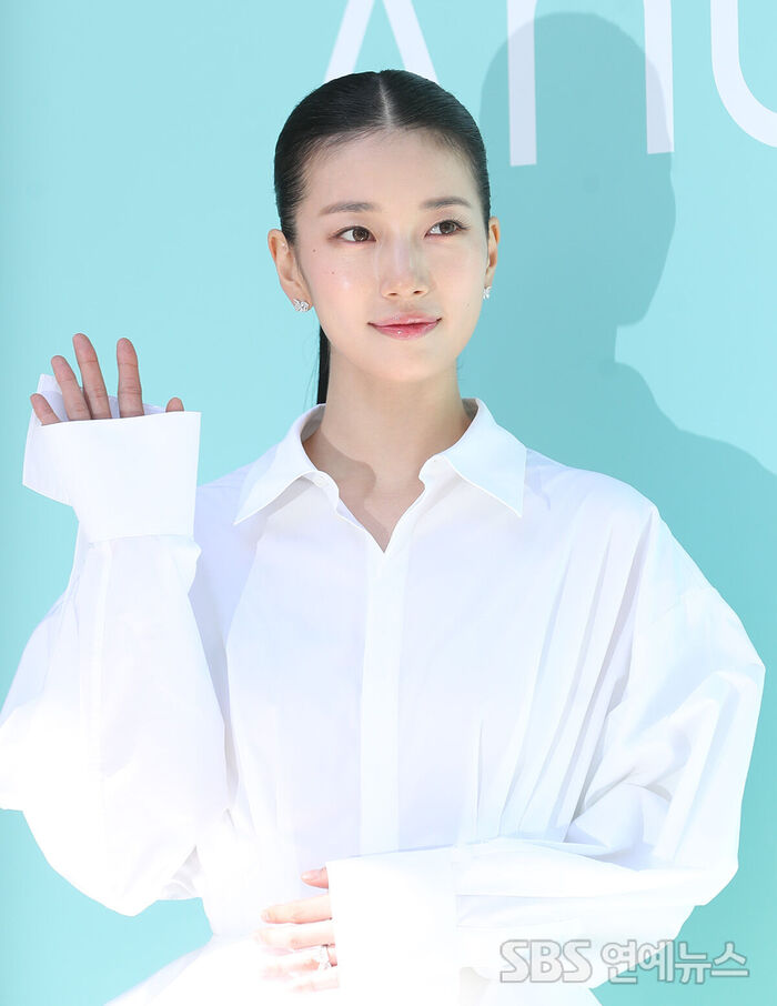 Suzy Charms Seongsu-dong With Her Dazzling Visuals