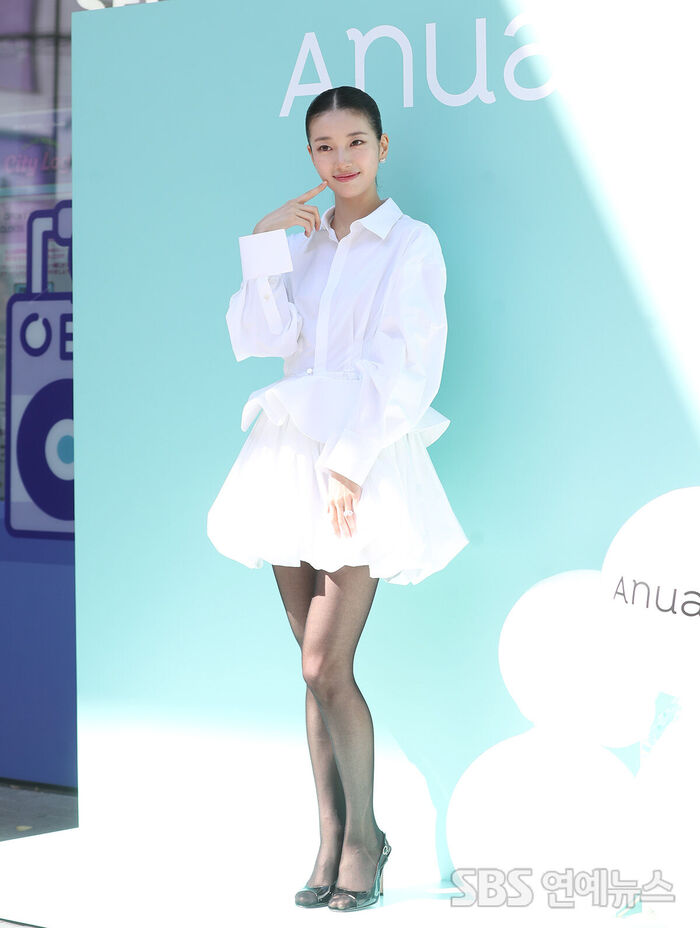 Suzy Exudes Lovely Goddess Visuals at Photo Call