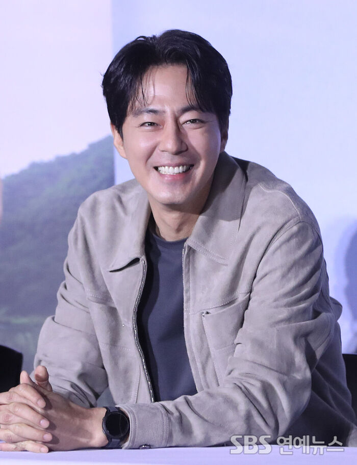 Zo In-sung Lights Up the Theater with a Radiant Smile at 'Possible Love' Press Conference