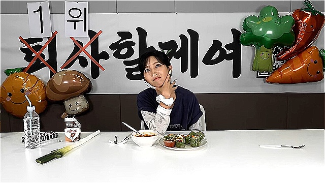 "우엑, 그래도 한번 먹어볼게여"...1위 소연 '채소 뷔페' 공약 지켰다