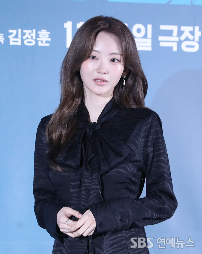 Cho Yi-hyun Greets the Press at Production Presentation for New Film 'Final Interview'