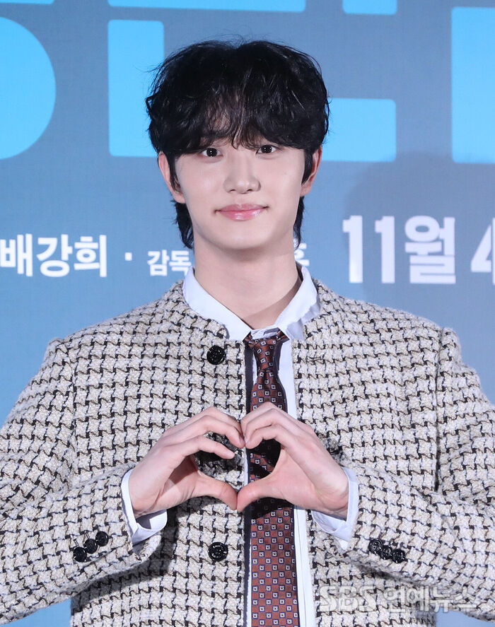Kim Jaewon Charms With Heart Poses at 'Final Interview' Press Event