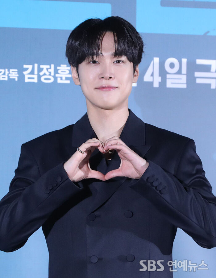 Kang Youseok Flashes a Heart Gesture at the 'Final Interview' Press Conference