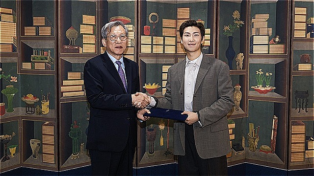 BTS RM, 국립중앙박물관 소장품 구입 위해 1억 원 기부&hellip;"우리 문화 알리는데 앞장설 것"