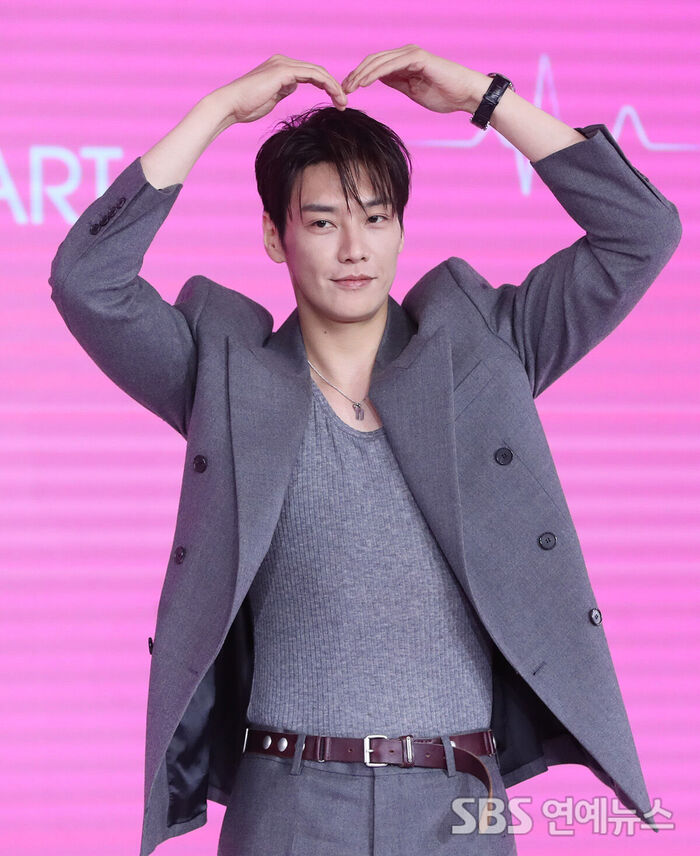 Kim Young-kwang Recharges Romance With a Giant Heart at 'Take Charge of My Heart' Press Conference