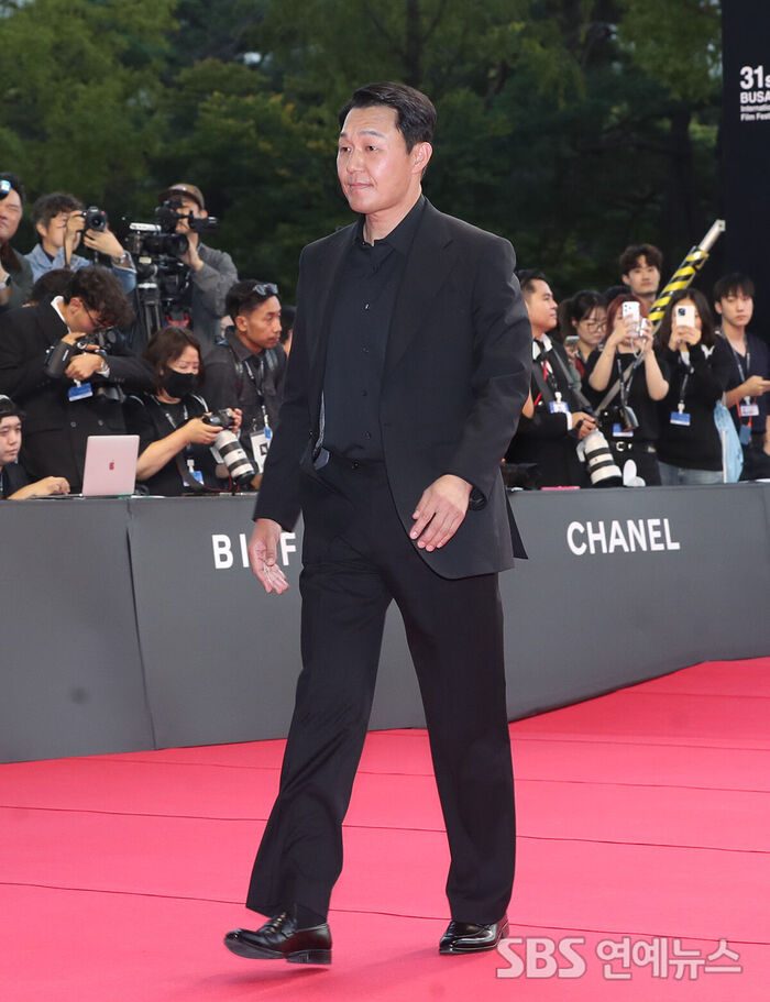 Park Sung-woong Steps Out in Style on the 31st Busan International Film Festival Red Carpet