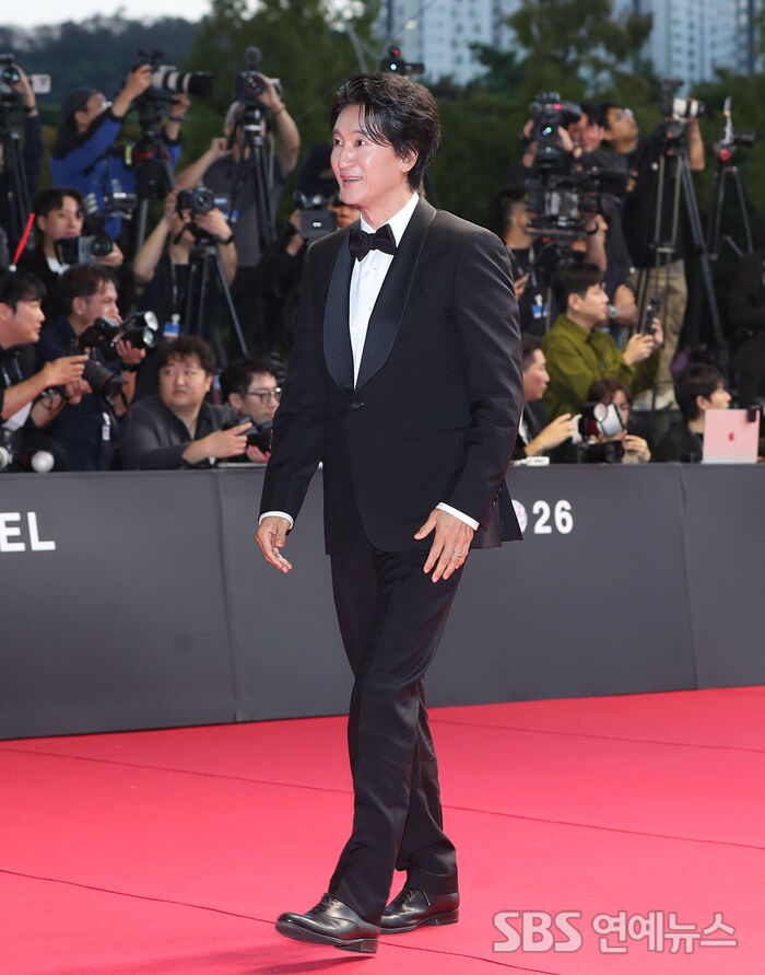 Shin Hyun-joon Lights Up Busan as the 'Prince of Peru'