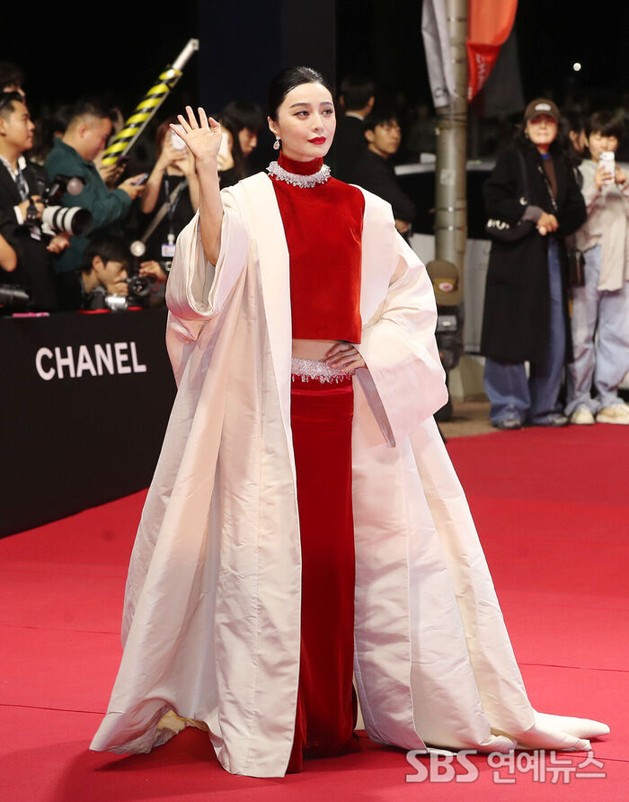 Fan Bingbing Dazzles in Red on the Opening Red Carpet of the 31st Busan International Film Festival