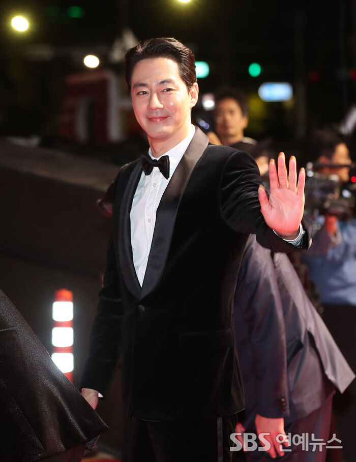 Zo In-sung Dazzles on the Red Carpet at the 31st Busan International Film Festival