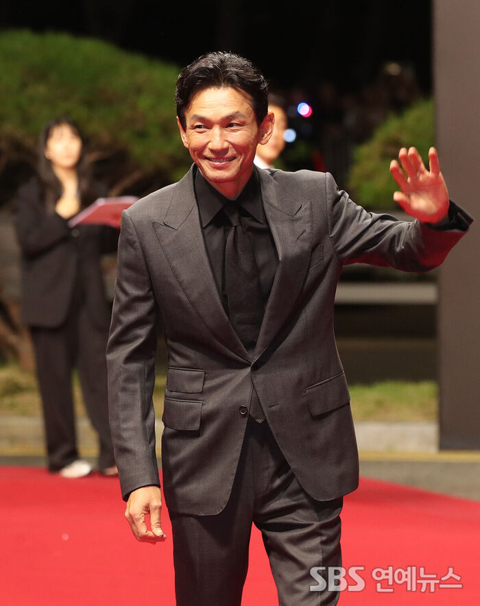 Actor Hwang Jung-min Steps onto the 31st BIFF Red Carpet Following Personal Life Controversy