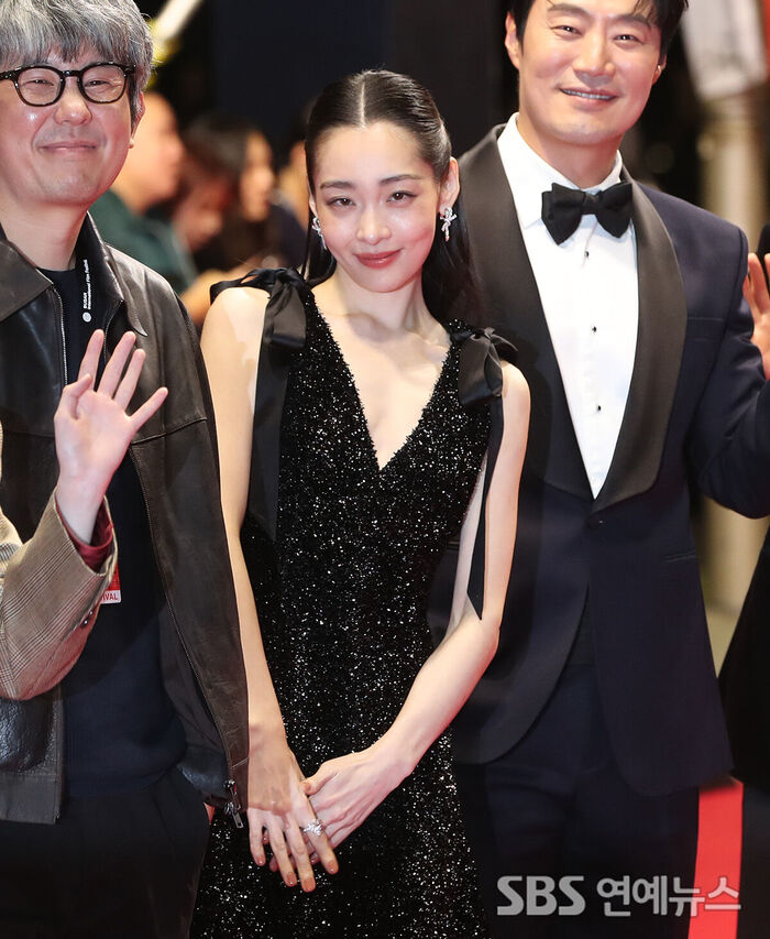 Kim Minha Takes the Spotlight as Solo Host for the Busan International Film Festival Opening Ceremony