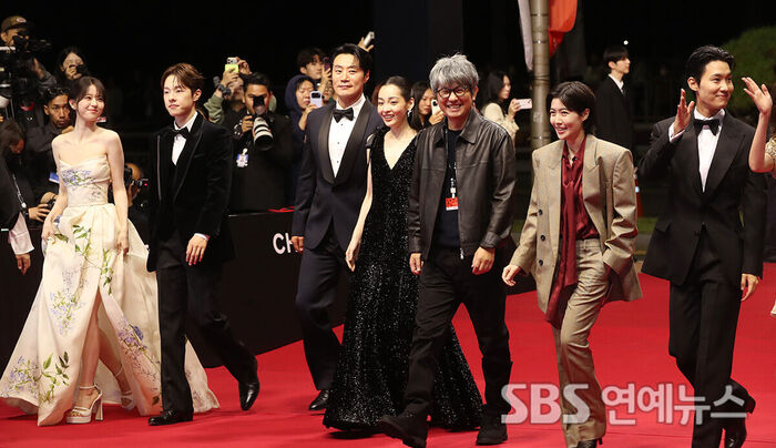 Director and Cast of BIFF Opening Film 'The Table: Day and Night' Walk the Red Carpet