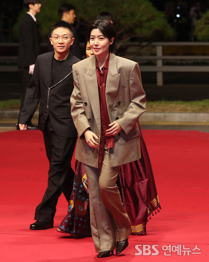 Shim Eun-kyung Rocks Boyish Red Carpet Style at the 31st Busan International Film Festival