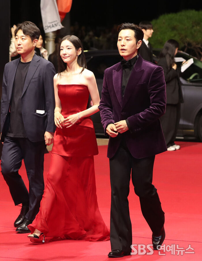 Park Ji-hyun and Jung Sung-il Dazzle in Red and Purple at the 31st Busan International Film Festival
