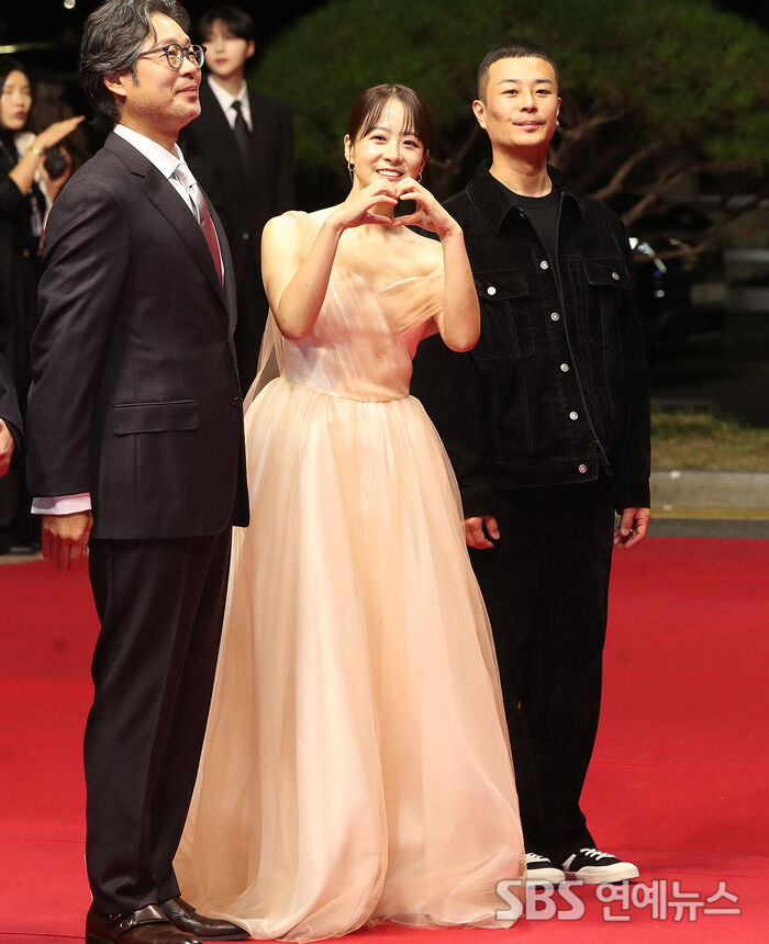 Ryu Hyun-kyung Charms with a Heart Pose on the 31st BIFF Red Carpet